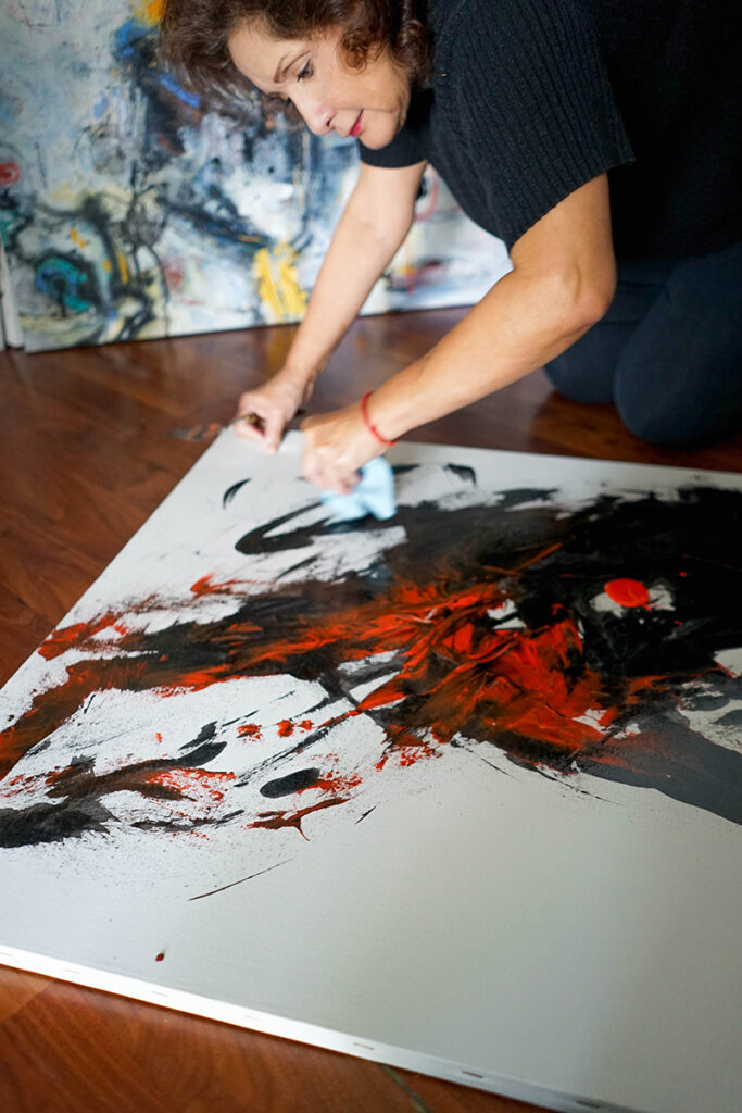 Eumelia Castro working on her painting